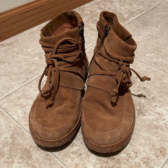 Ugg Reid Moc Bootie - Picture 2 of 7